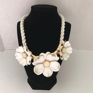 KATE SPADE WHITE FLORAL NECKLACE